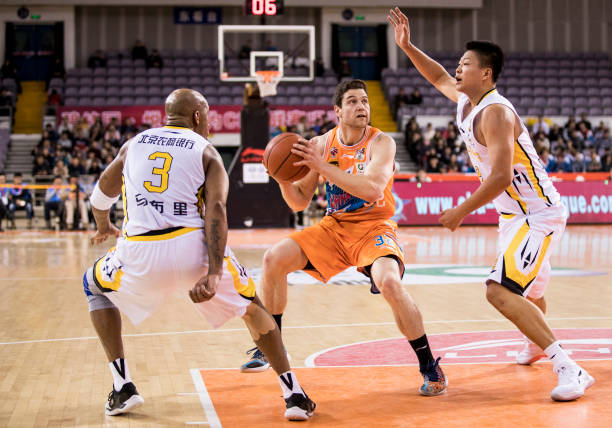 CBA最新积分榜更新：今日赛果引发季后赛席位争夺白热化